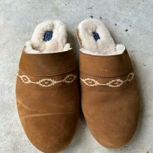 Hari Mari women’s slippers sz 9 slip ons brown suede ugg like 
Like new
